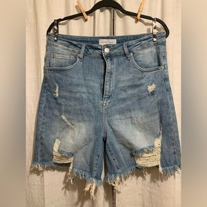 High waisted shorts (distressed)